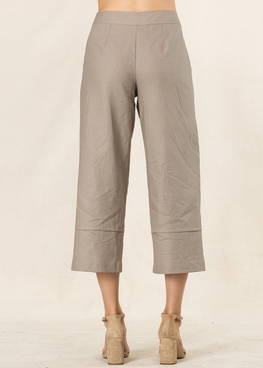 Cropped length pant with pockets and pin tuck detail