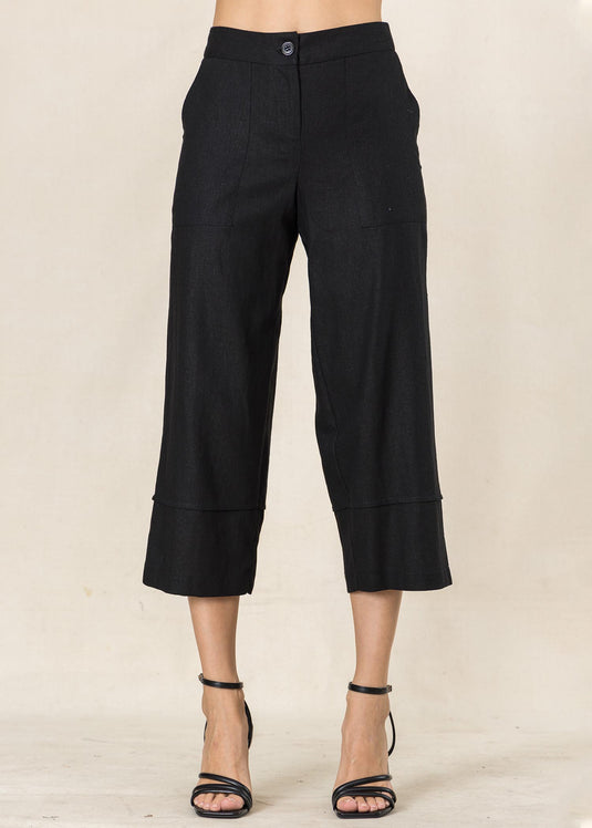 Cropped length pant with pockets and pin tuck detail