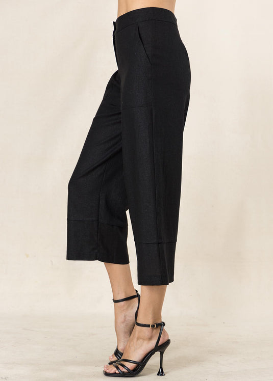 Cropped length pant with pockets and pin tuck detail