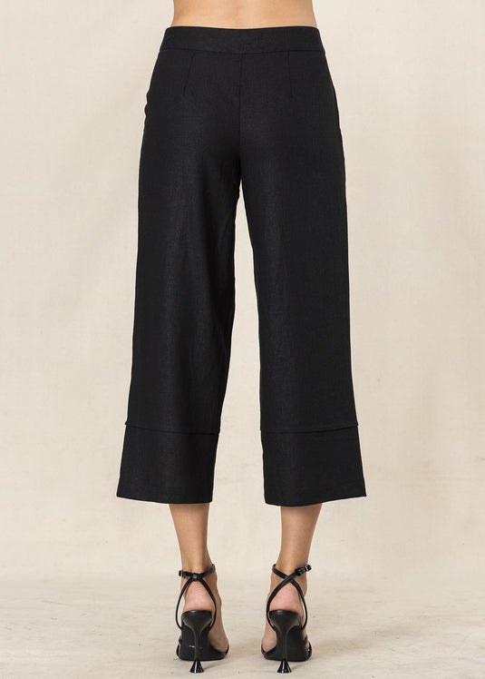 Cropped length pant with pockets and pin tuck detail