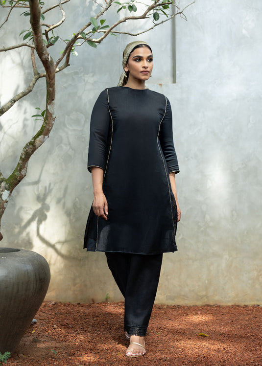 Basic kurtha top with contrast piping detail