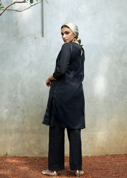 Basic kurtha top with contrast piping detail