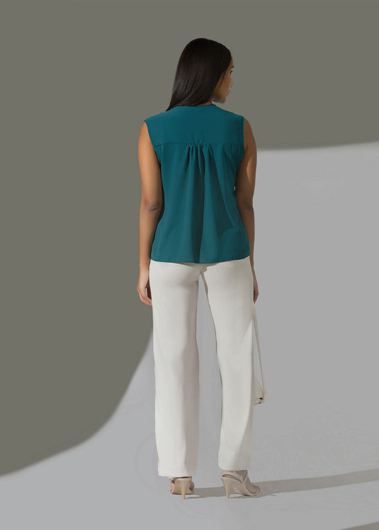 Sleeveless blouse with pockets
